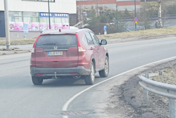 Seiskan paparazzi bongasi Saulin pääsiäisen alla liikenteestä. Pressa kurvaili ketterästi Hondallaan muina miehinä liikenteen seassa pääkaupunkiseudulla.