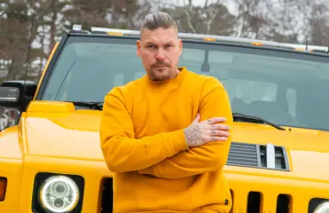 Aki Manninen ajelee hirviömäisellä bensasyöpöllä – ”Kaikkien päiväkotilasten unelma-auto”