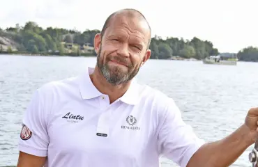 Jere Karalahden kesäpäivä sai jännittävän käänteen - hukkasi omaisuutta hurjastellessaan
