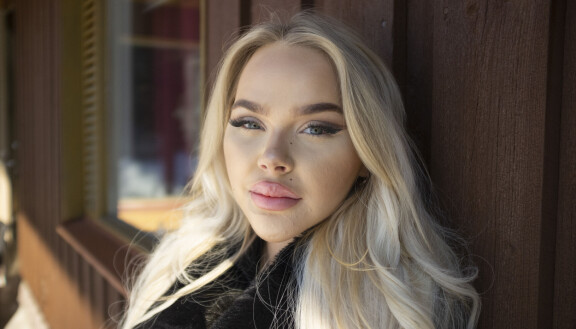 Vaikuttaja ja OnlyFans -sisällöntuottaja Crista Jaatinen kävi lähellä kuolemaa epäonnistuneen kauneusleikkauksen seurauksena.