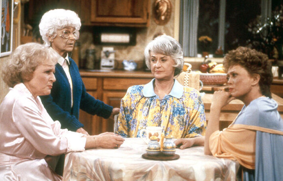 Betty White (vas.), Estelle Getty, Bea Arthur ja Rue McClanahan näyttelivät Miamissa asuvia 'vanhuksia'.