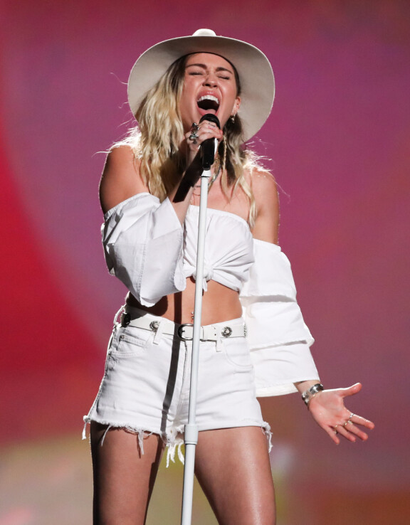Miley Cyrus versioi lehmipaimen-lookkia laidasta laitaan. Tässä vuoden 2017 tyylinäyte.