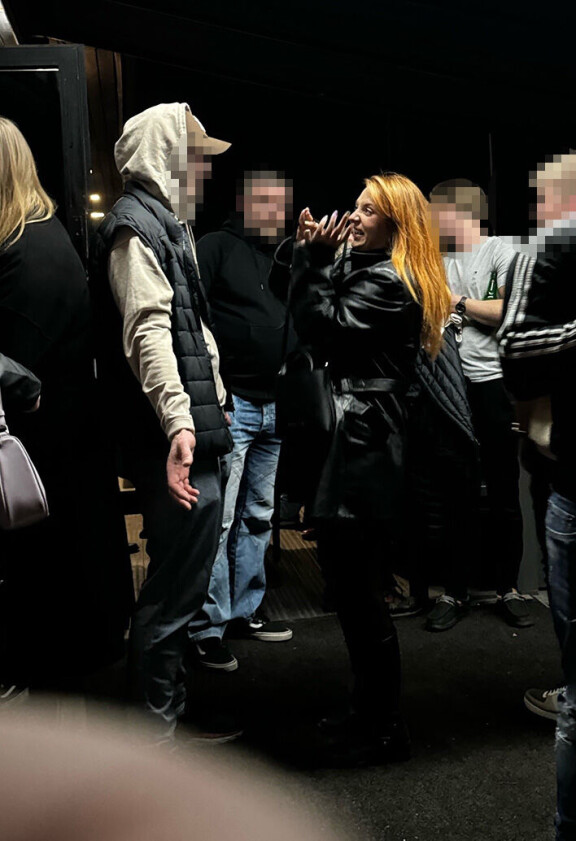 Höpöttelyä jatkui myös baarin ulkopuolella kivoissa merkeissä.