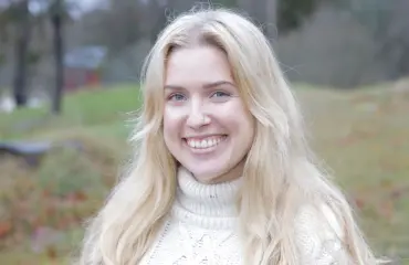 Näyttelijä Thelma Siberg odottaa vauvaa - yllättää juontajakollegansa podcast-nauhoituksissa: "Paskiaiset!"