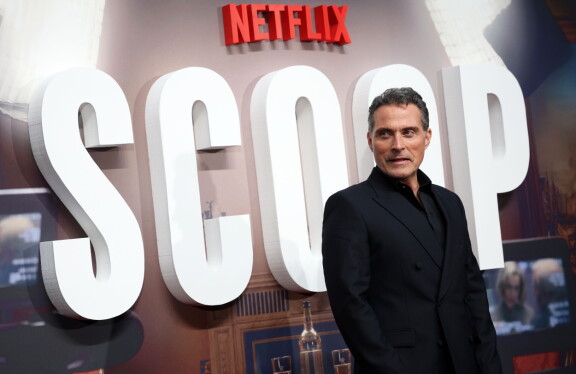 Rufus Sewell paljastaa nauraneensa, kun sosiaalisessa mediassa hänet haukuttiin vääräksi prinssi Andrew’n rooliin.
