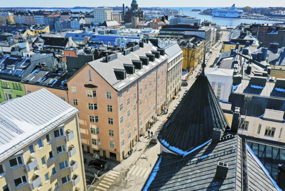 Saran uusi kaupunkikoti sijaitsee Helsingin keskustassa lähellä merta.