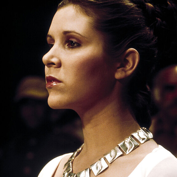 Carrie Fisherin näyttelemä prinsessa Leia piti yllään Kalevala-korua elokuvassa Star Wars: Episodi IV – Uusi toivo (1977). Sisäkuva
