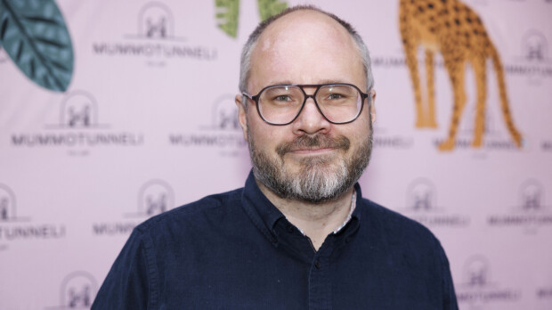 Tuomas Enbuske ja mystinen kaunotar romanttisella päiväkävelyllä – paljonkertovat salakuvat!