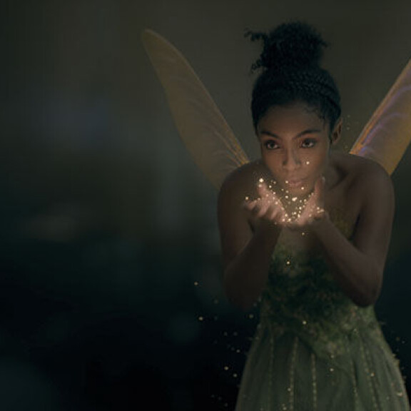 Yara Shahidi näyttelee Helinä-keijua ensimmäisenä tummaihoisena naisena. Sisäkuva