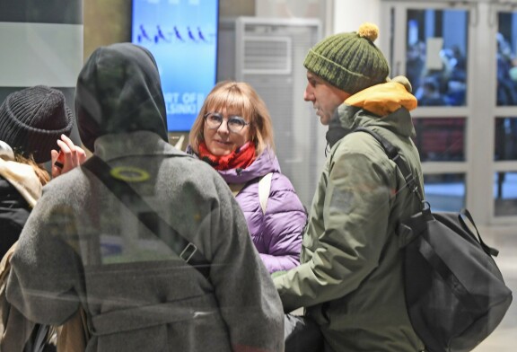 Aku ja Sonja matkustivat viikonloppuna lautalla Tallinnaan. Heitä oli vastassa laivaterminaalissa näyttelijän poliitikkosisko Aino-Kaisa Pekonen, joka oli hommannut liput laivaan.