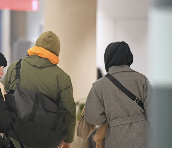 Kun Aku äkkäsi paparazzin, niin hän kietaisi pipon pois päästä ja huputti päänsä!