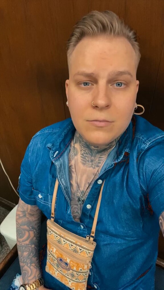 TIS-tähti lomailee tällä hetkellä Thaimaassa. Hän painottaa aikovansa välttää auringonottoa, sillä hän on oppinut aiemmista virheistään.