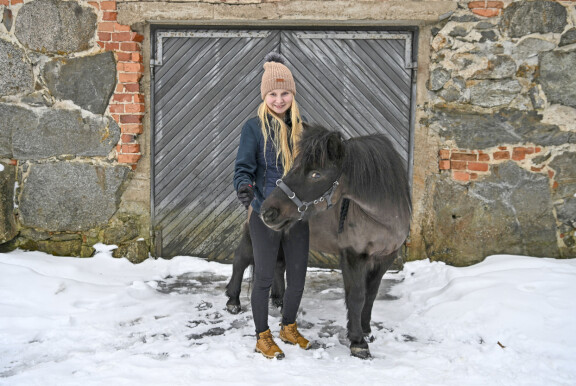 Parikymppinen Casper-poni oli alkujaan Jaden vuokraratsu, mutta hän osti sen lopulta itselleen. Nyt kaksikko treenaa ahkerasti yhdessä.
