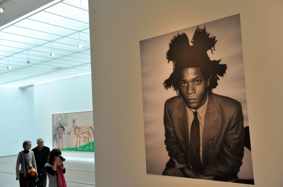Basquiat oman 50-vuotis -juhlanäyttelynsä seinällä Sveitsissä. Taiteilija kuoli 27-vuotiaana 1988.