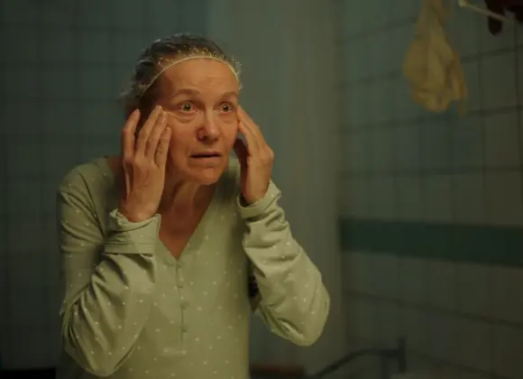 Elokuva-arvio: Riitta Havukaisen tähdittämä elokuva ikuisen nuoruuden tavoittelusta ahdistaa