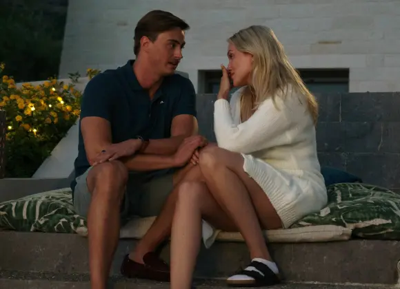 Bachelor Suomi: Poikamiehet intoutuvat suuteluhommiin – ilmassa väläytellään jopa rakkauskorttia