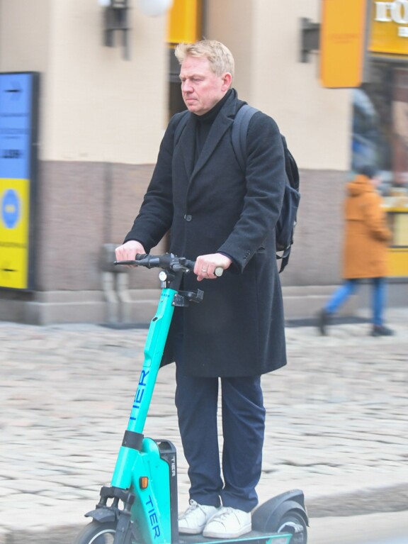 Akilla oli keskittynyt ilme kasvoillaan.