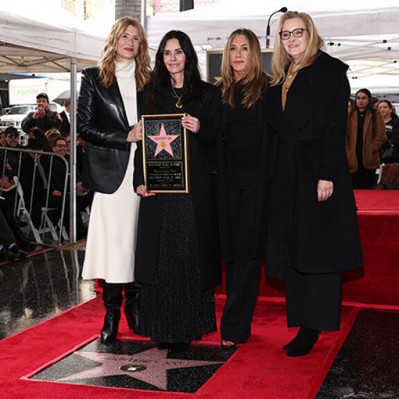 Courteney Coxia olivat kunnioittamassa muun muassa näyttelijä Laura Dern sekä Frendit-kollegat Jennifer Aniston ja Lisa Kudrow. Sisäkuva