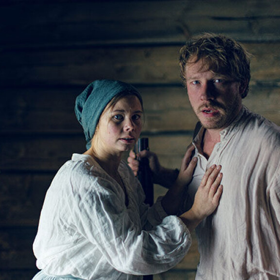 Amanda Jansson ja Linus Troeddson ovat Myrskyluodon Maija ja Janne. Sisäkuva