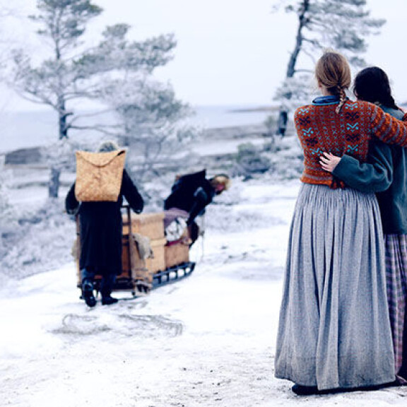 Maija (Amanda Jansson) ja Maria (Ylva Hagmark-Cooper) katsovat, kun Janne (Linus Troeddson) ja August (Beppe Lanzt) lähtevät merelle. Sisäkuva