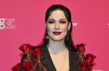 Jenni Vartiainen saapui tyrmäävänä Radiogaalaan - asussa yllättävä yksityiskohta!