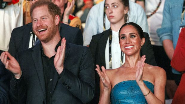 Meghanin ja Harryn julkinen pusutempaus – varmistivat tv-kameroiden olevan paikalla!