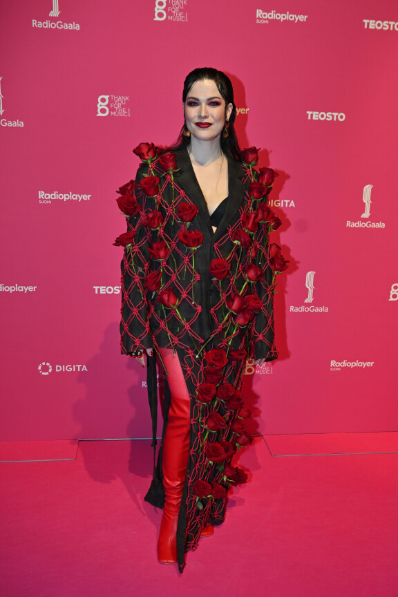 Jenni hurmasi ruusuasullaan.