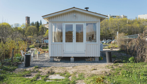 Ennen muodonmuutosta mökin etupiha oli täysin autio.