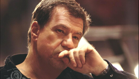 John McTiernan Rollerballin kuvauksissa.