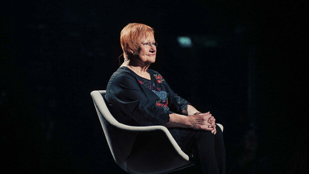 Laulu rakkaudelle: presidentti Tarja Halonen liikuttuu kyyneliin – on ollut suuri idoli illan esiintyjälle Pääkuva