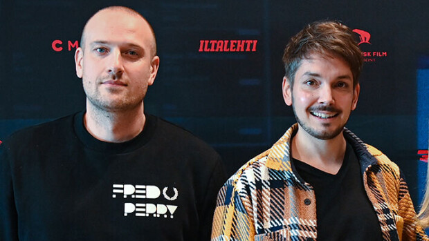 Debyyttiohjaaja Max Seeck tiedostaa kotimaisen kauhugenren haasteet – ”Meillekin sanottiin, ettei kannata tehdä kauhuelokuvaa” Koputus Max Seeck Joonas Pajunen