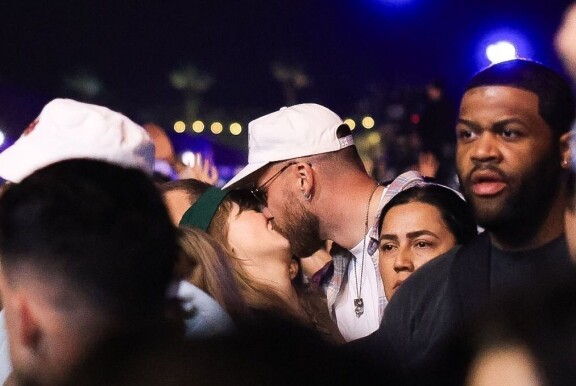 Taylor ja Travis innostuivat suuteloimaan kesken Coachella-festivaalin.