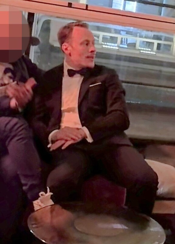 Markus Räikkönen biletti pikkutunneille Sanna Marinin kantapaikassa – kuvat