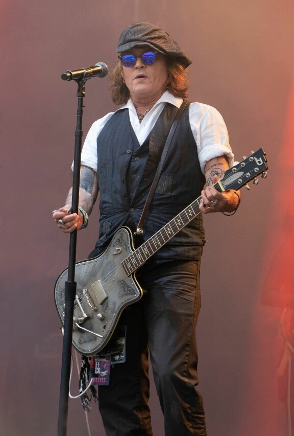 Tältä Johnny Depp näytti kesällä 2022 Helsingin blues-festivaalilla keikallaan. Vielä helmikuussa hän esiintyi rastapipossa ja pitkässä tukassa Modi-elokuvansa kuvauspaikalla.