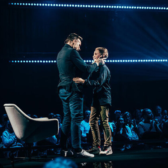 Mikko Kekäläinen on mykistynyt poikansa esityksestä. Sisäkuva