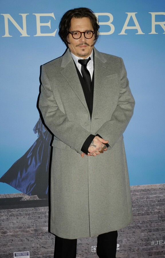 Nykyisessä kotikaupungissaan Lontoossa Johnny poseerasi maanantaina tässä lookissa.