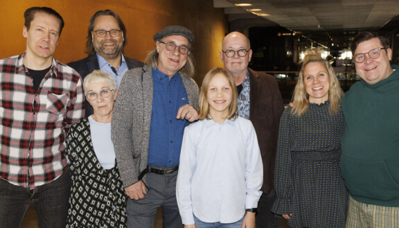 Kyllä isä osaa -elokuvan tekijäjoukkoa elokuvan lehdistötilaisuudessa.
