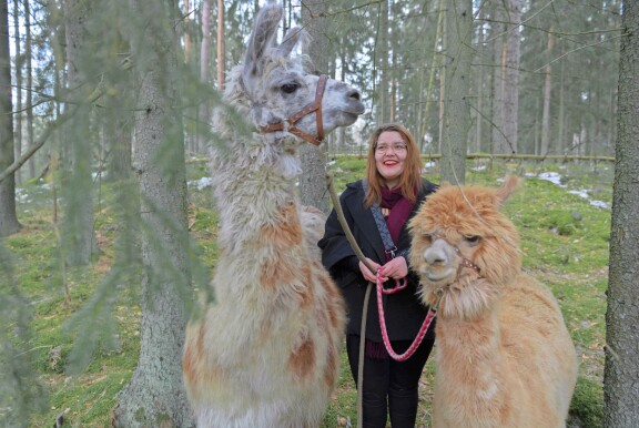 Seiskan toimittaja pääsi viemään tilan karvaiset asukit myös metsäretkelle. Pikku-Nicole ei lähtenyt ruokailun jälkeen mukaan.