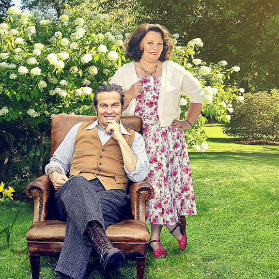 Joanna Scanlan ja Bradley Walsh esittävät mamma ja pappa Larkinia. Pappa ja mamma Larkin