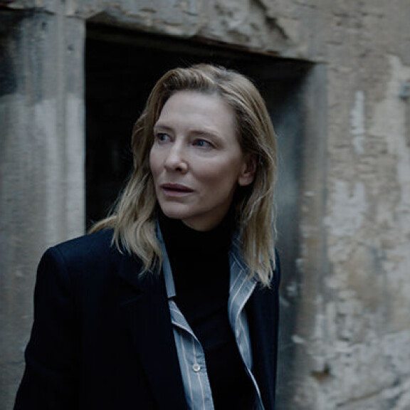 Elokuva-arvostelu: Oscar-ehdokas Tár on nerokas kuvaus mielen ja vallan rakenteista, jotka murtuvat yhtä aikaa – Cate Blanchettin päärooli kruunaa mestariteoksen Tár Cate Blanchett
