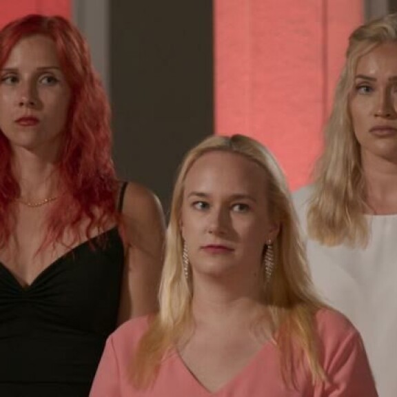 Henna (kesk.) joutuu jättämään villan. Poikamiesten sydämistä jäävät kisaamaan muun muassa Fanni (vas.) ja Minna. Henna (kesk.) joutuu jättämään villan. Poikamiesten sydämistä jäävät kisaamaan muun muassa Fanni (vas.) ja Minna.