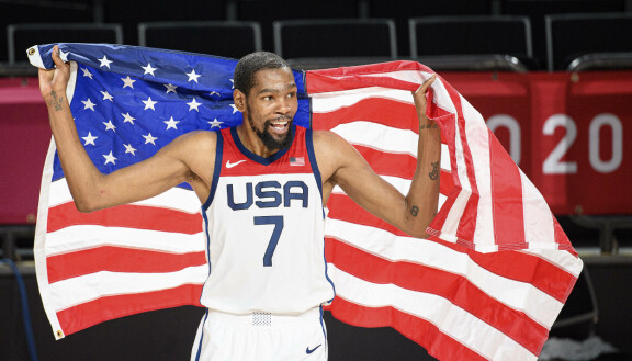 Yhdysvallat on koripallon hallitseva olympiavoittaja vuodelta 2021. Kuvassa Kevin Durant.