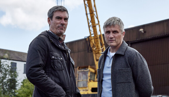Paha poika Cain Dingle seurassaan velipuolensa Caleb.