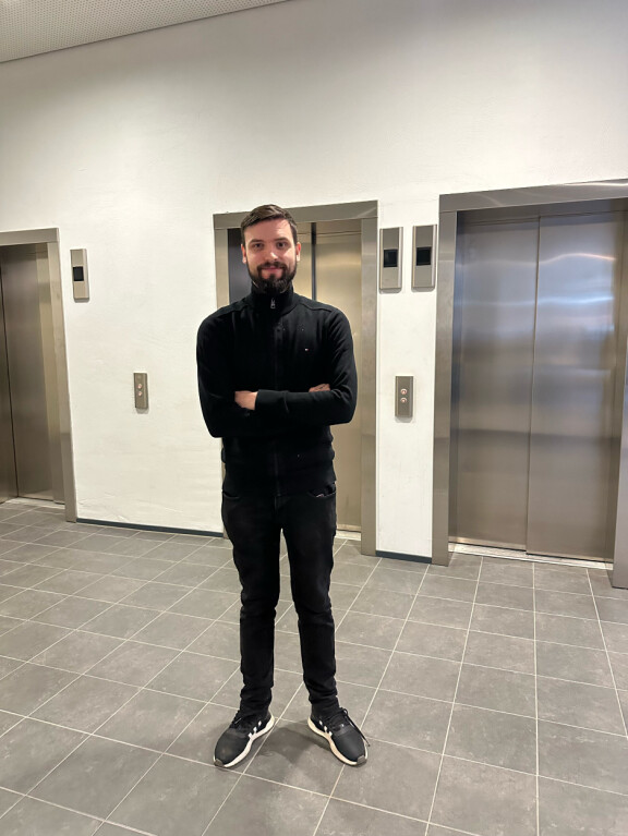 Ramon Daler vastasi toimittajan kysymyksiin ennen oikeudenkäynnin alkua.