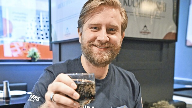 Mitäs nyt? Joel Harkimo ranskalaisravintolassa ruokalappu kaulassa