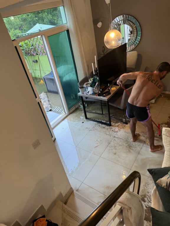 Kamppailulajien kouluttajana toimiva Leandro tarttui siivoustöihin hanakasti.