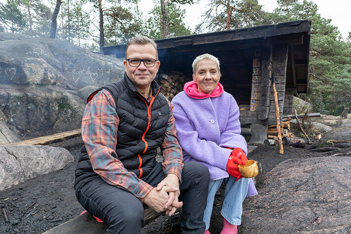 Petteri Orpo vie Maria Veitolan nuotiolle Yökylässä-ohjelmassa. R