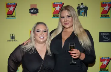 TIS-Vilman synttärimatka alkoi riemuisissa tunnelmissa – lonkeroa ja kaljaa ennen aamukuutta!