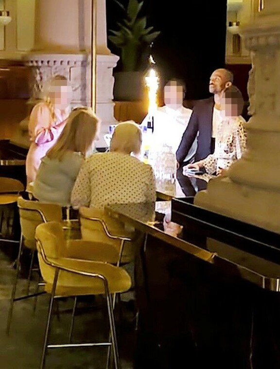 Seurueen jäsenet olivat haltioissaan, kun Jani tilasi näyttävän juomakattauksen pöytään.