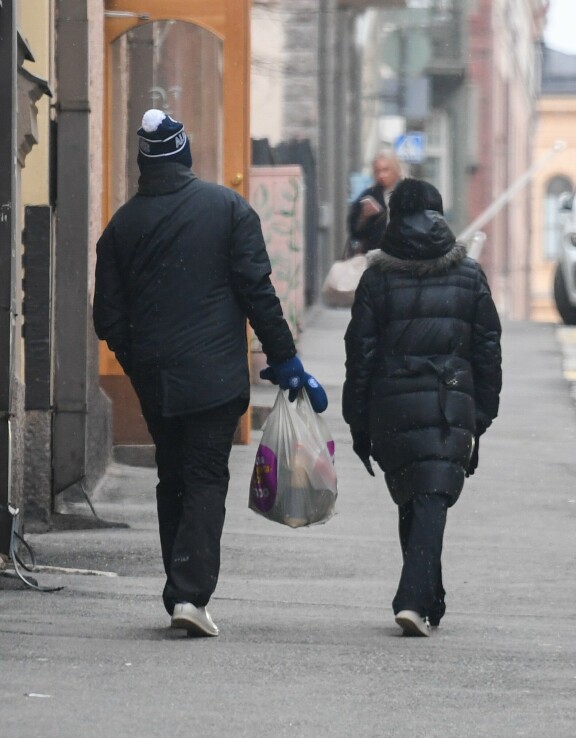 Aki kantoi herrasmiehen elkein ostoksia.
